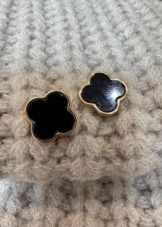 Basic Clover Studs Black